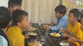 Rumah Makan Enam Ribu (Rumanam) melalui Komunitas Bersama Berbagi menggelar kegiatan Jumat Berkah (foto.ist)