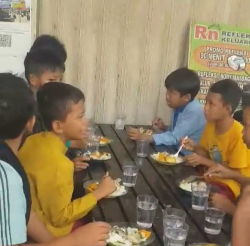 Rumah Makan Enam Ribu (Rumanam) melalui Komunitas Bersama Berbagi menggelar kegiatan Jumat Berkah (foto.ist)