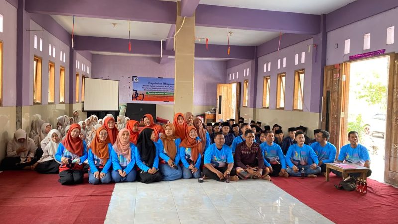 Sebanyak 100 santri Pondok Pesantren Khomsani Nur Klanting, Kabupaten Lumajang, mendapat edukasi tentang cara menjaga kesehatan gigi dan mulut dalam kegiatan penyuluhan dan PTGMI Cabang Lumajang (foto. az)