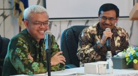 Sekretaris Jenderal Kemnaker Cris Kuntadi bersama Rektor Unsurya Sungkono. (foto. kemnaker)