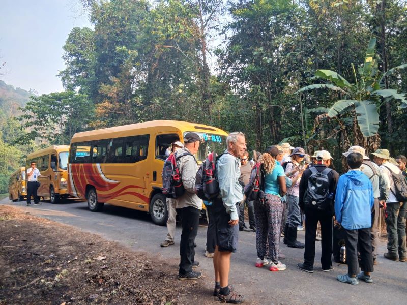 Wisatawan manca negara nikmati bus Damri di Papua (foto. damri)