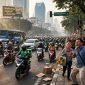 Ilustrasi susana jalanan Jakarta dikusai sepeda motor. (ilustrasi dibikin oleh ai - rentak.id)