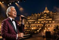Andrea Bocelli bernyanyi dengan latar Candi Borobudur (ilustrasi dibikin ai-rentak.id)