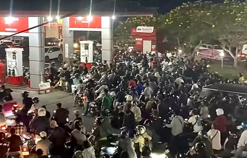 Antrian BBM di SPBU di Bali (foto. NaraSenyap-x.com)