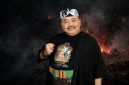 Ateng Sutisna dengan latar kebakaran hutan (dok. rentak.id)