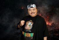 Ateng Sutisna dengan latar kebakaran hutan (dok. rentak.id)