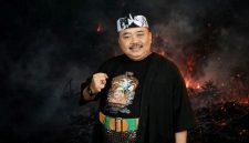 Ateng Sutisna dengan latar kebakaran hutan (dok. rentak.id)