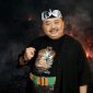 Ateng Sutisna dengan latar kebakaran hutan (dok. rentak.id)
