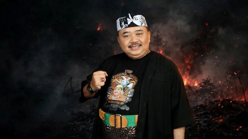 Ateng Sutisna dengan latar kebakaran hutan (dok. rentak.id)