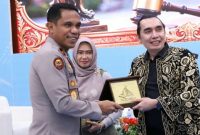 Azmi Syahputra dan Wakapolda Riau Brigjen Pol. Simson Zet Ringu 1(foto. ist)