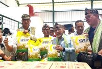 Direktur Bulog Ahmad Rizal Ramdhani saat ninja operasionalisasi Koperasi Desa Merah Putih (KDMP) Tambakrejo, Kecamatan Waru, Kabupaten Sidoarjo, Jawa Timur.