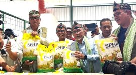 Direktur Bulog Ahmad Rizal Ramdhani saat ninja operasionalisasi Koperasi Desa Merah Putih (KDMP) Tambakrejo, Kecamatan Waru, Kabupaten Sidoarjo, Jawa Timur.
