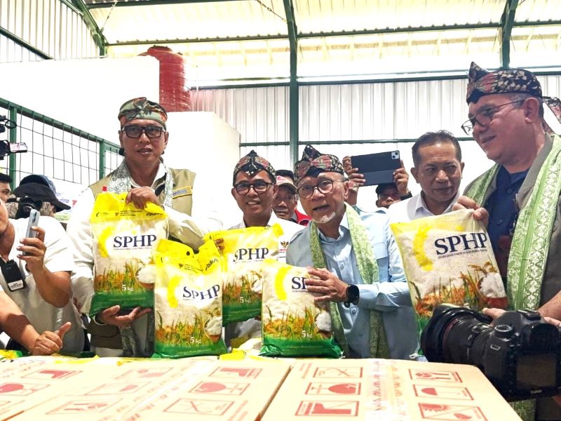 Direktur Bulog Ahmad Rizal Ramdhani saat ninja operasionalisasi Koperasi Desa Merah Putih (KDMP) Tambakrejo, Kecamatan Waru, Kabupaten Sidoarjo, Jawa Timur.