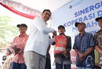 Direktur Utama Perum BULOG Ahmad Rizal Ramdhani saat distribusikan pangan nasional (foto.bulog)