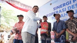 Direktur Utama Perum BULOG Ahmad Rizal Ramdhani saat distribusikan pangan nasional (foto.bulog)