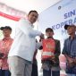 Direktur Utama Perum BULOG Ahmad Rizal Ramdhani saat distribusikan pangan nasional (foto.bulog)