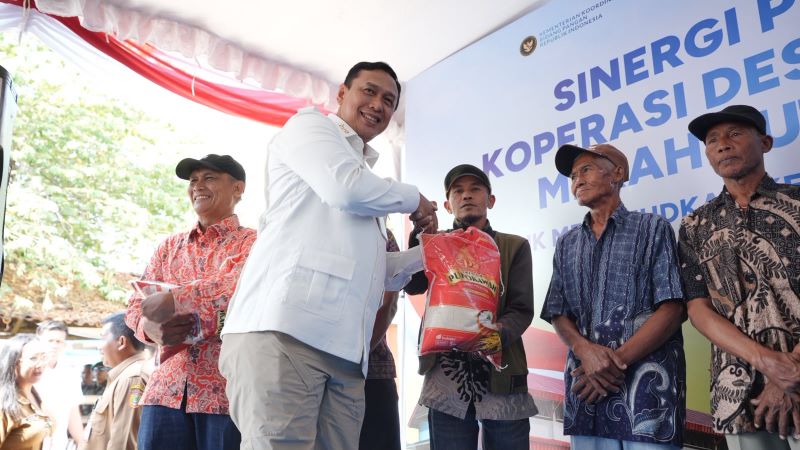 Direktur Utama Perum BULOG Ahmad Rizal Ramdhani saat distribusikan pangan nasional (foto.bulog)
