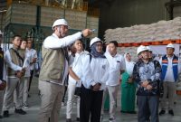 Direktur Utama Perum BULOG Ahmad Rizal Ramdhani saat ngecek stok beras (foto. bulog)