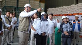 Direktur Utama Perum BULOG Ahmad Rizal Ramdhani saat ngecek stok beras (foto. bulog)