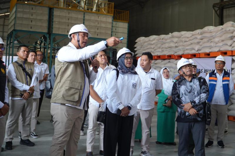 Direktur Utama Perum BULOG Ahmad Rizal Ramdhani saat ngecek stok beras (foto. bulog)