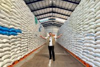 Dirut Perum BULOG Ahmad Rizal Ramdhani di gudang beras milik bulog, Jeddah (dok. bulog)