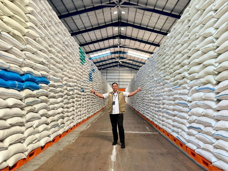 Dirut Perum BULOG Ahmad Rizal Ramdhani di gudang beras milik bulog, Jeddah (dok. bulog)