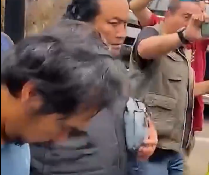 Dwi Bagus Martono saat dibekukl polisi (tangkapan lauar suarasurabaya.com)