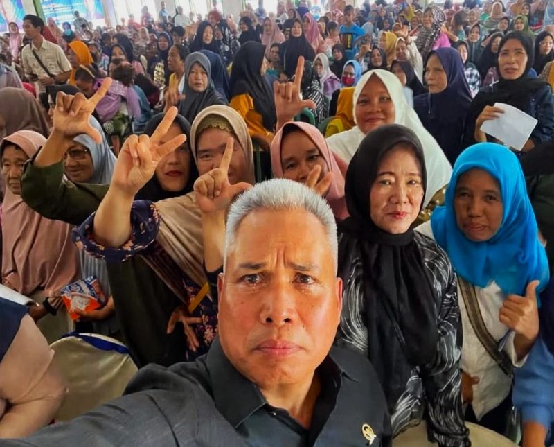 Hafisz Tohir bersama masyarakat (dok. pribadi)