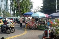 pedagang kaki lima (PKL) yang berjualan di atas trotoar Jl. Jatibaru Raya, Kelurahan Cideng, Kecamatan Gambir, tepatnya di depan Stasiun Tanah Abang. (foto. laki dki)