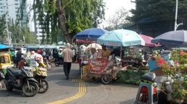 pedagang kaki lima (PKL) yang berjualan di atas trotoar Jl. Jatibaru Raya, Kelurahan Cideng, Kecamatan Gambir, tepatnya di depan Stasiun Tanah Abang. (foto. laki dki)