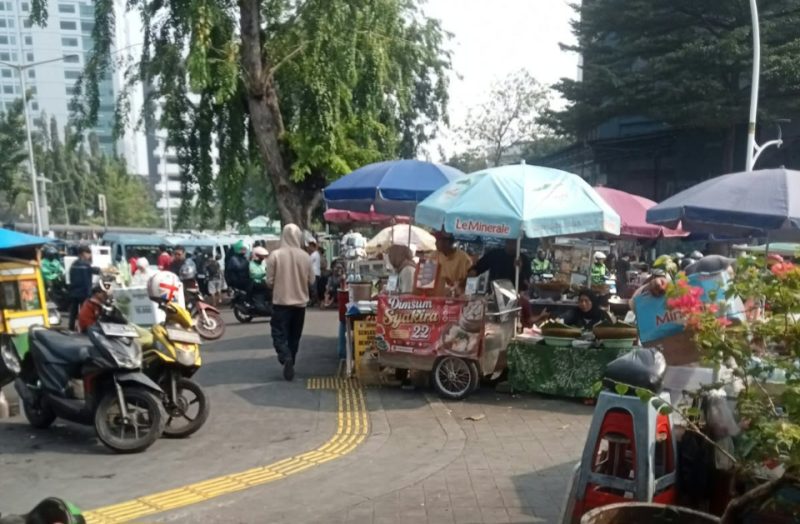 pedagang kaki lima (PKL) yang berjualan di atas trotoar Jl. Jatibaru Raya, Kelurahan Cideng, Kecamatan Gambir, tepatnya di depan Stasiun Tanah Abang. (foto. laki dki)