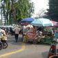 pedagang kaki lima (PKL) yang berjualan di atas trotoar Jl. Jatibaru Raya, Kelurahan Cideng, Kecamatan Gambir, tepatnya di depan Stasiun Tanah Abang. (foto. laki dki)