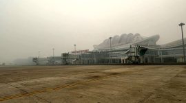 Bandar Udara Tjilik Riwut di Palangka Raya, Kalimantan Tengah, yang diselimuti kabut asap tebal akibat kebakaran hutan dan lahan (Karhutla) (foto. pu)
