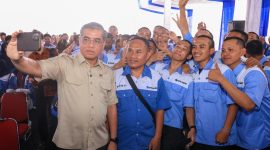 Menaker   Yassierli bersama 1.600 calon peserta utama program Tailor Made Training (TMT) Batch 2 (foto. kemnaker)
