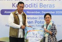 Ketua Komisi IV DPR RI Siti Hediati Soeharto atau Titiek Soeharto dan Direktur Utama BULOG Ahmad Rizal Ramdhani memperkenalkan kemasan baru beras Stabilisasi Pasokan dan Harga Pangan (SPHP) Medium. (foto. bulog)