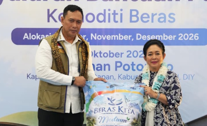 Ketua Komisi IV DPR RI Siti Hediati Soeharto atau Titiek Soeharto dan Direktur Utama BULOG Ahmad Rizal Ramdhani memperkenalkan kemasan baru beras Stabilisasi Pasokan dan Harga Pangan (SPHP) Medium. (foto. bulog)