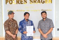 Ketua Yayasan Dakwah Islam Cahaya Ilmu, Zaki Mubaroh didampingi kuasa hukumnya, Fahmi Namakule (foto. ist)