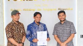 Ketua Yayasan Dakwah Islam Cahaya Ilmu, Zaki Mubaroh didampingi kuasa hukumnya, Fahmi Namakule (foto. ist)