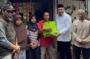 Lalu Hadrian Irfani, saat mengunjungi rumah Anissa, mahasiswa Program Studi Pendidikan Guru Sekolah Dasar (PGSD) Universitas Mataram (Unram) (foto. ist)