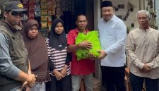 Lalu Hadrian Irfani, saat mengunjungi rumah Anissa, mahasiswa Program Studi Pendidikan Guru Sekolah Dasar (PGSD) Universitas Mataram (Unram) (foto. ist)