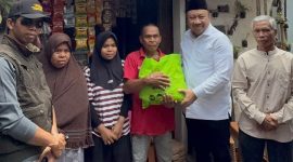 Lalu Hadrian Irfani, saat mengunjungi rumah Anissa, mahasiswa Program Studi Pendidikan Guru Sekolah Dasar (PGSD) Universitas Mataram (Unram) (foto. ist)
