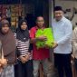 Lalu Hadrian Irfani, saat mengunjungi rumah Anissa, mahasiswa Program Studi Pendidikan Guru Sekolah Dasar (PGSD) Universitas Mataram (Unram) (foto. ist)