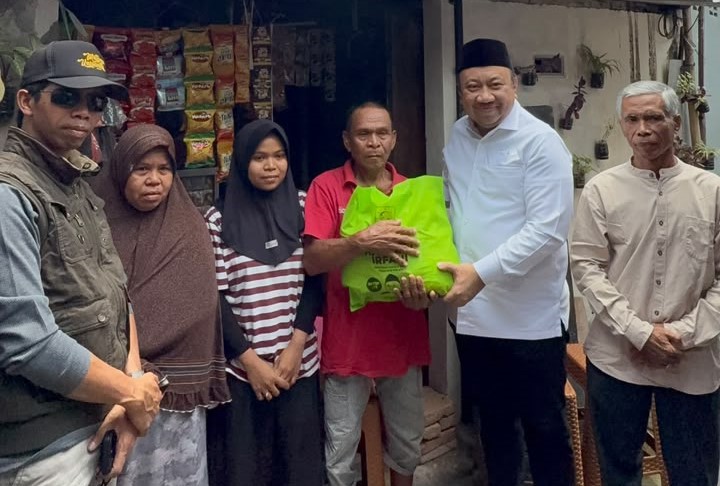 Lalu Hadrian Irfani, saat mengunjungi rumah Anissa, mahasiswa Program Studi Pendidikan Guru Sekolah Dasar (PGSD) Universitas Mataram (Unram) (foto. ist)