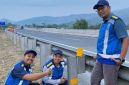 Memasang stiker reflektif pada tiang guardrail di Ruas Tol Pandaan–Malang. (foto. jasa marga)