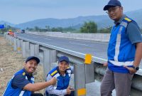 Memasang stiker reflektif pada tiang guardrail di Ruas Tol Pandaan–Malang. (foto. jasa marga)