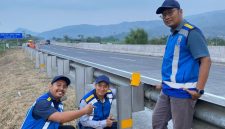Memasang stiker reflektif pada tiang guardrail di Ruas Tol Pandaan–Malang. (foto. jasa marga)