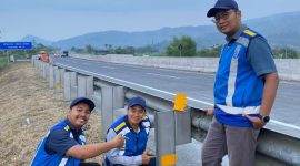 Memasang stiker reflektif pada tiang guardrail di Ruas Tol Pandaan–Malang. (foto. jasa marga)
