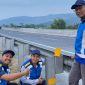 Memasang stiker reflektif pada tiang guardrail di Ruas Tol Pandaan–Malang. (foto. jasa marga)