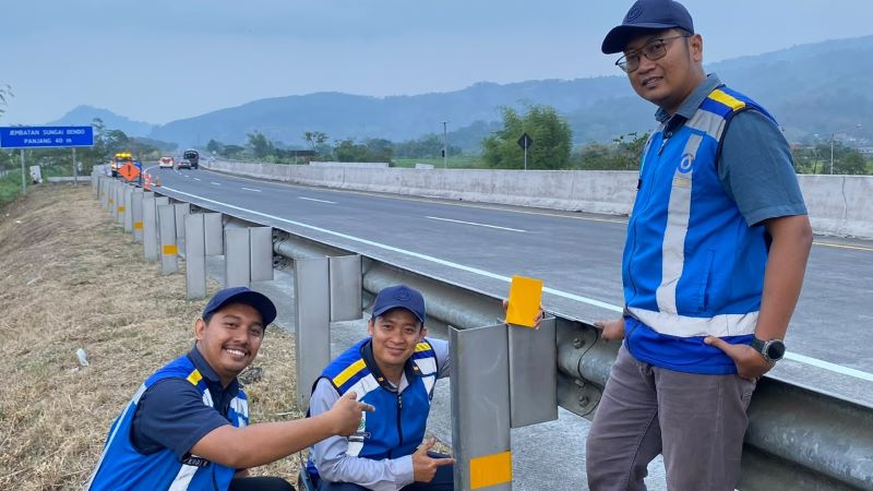 Memasang stiker reflektif pada tiang guardrail di Ruas Tol Pandaan–Malang. (foto. jasa marga)