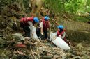 Membersihkan sampah di Kali Ciliwing (foto. prudential)